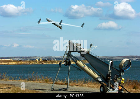 Virginia (Nov. 20, 2008) einen Scan Eagle Unmanned Aerial Vehicle (UAV) startet von der Marine Oberfläche Warfare Center (NSWC) Dahlgren Test Range. Beamte aus dem Amt des Naval Research (ONR), Marine Expeditionary Combat Command (Necc) und verschiedene andere militärische Befehle den Test starten, verwendet der Marine Expeditionary Overwatch (NEO) System Fähigkeit ein UAV zu implementieren erfolgreich auf fiktionale Aufständischen erkennen und zu bestätigen. NEO ist die Sammlung, Integration und Demonstration von bemannten und unbemannten Engagements Systeme, Plattformen und integrierte Sensoren taktische Entscheidungsfindung von Agi zu aktivieren Stockfoto