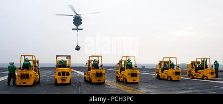 Pazifik (Sept. 28, 2012) Gabelstapler Line up als MH-60S Sea Hawk aus dem Eightballers der Hubschrauber Meer Combat Squadron (HSC) 8 liefert Paletten der Versorgung der Nimitz-Klasse Flugzeugträger USS John C Stennis (CVN 74) während einer Auffüllung auf See. John C Stennis kehrt in den USA im 7. und 5. Flotte Verantwortungsbereiche vier Monate vor Zeitplan um Combatant Commander Anforderungen in der Region zu erhalten. Beteiligen Sie sich an der Diskussion über soziale Medien mit #Warfighting. Stockfoto