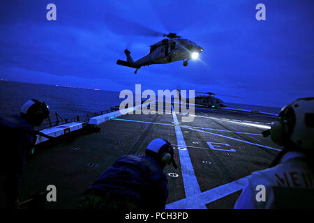 Pazifik (30. April 2013) Einem MH-60S Sea Hawk Hubschrauber Hubschrauber Meer Combat Squadron (HSC) 21 Ansätze der Flight Deck des amphibious Transport dock Schiff USS New Orleans LPD (18) Während der Nacht Flugbetrieb. New Orleans ist im Gange, die seinen Amphibischen Kriegsführung Zertifizierung und Luftfahrt Bereitschaft Qualifikation. Stockfoto