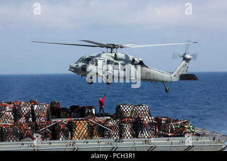 Golf von Oman (6. Mai 2013) Der MH-60S Sea Hawk Hubschrauber hebt Cargo von der Militärischen Sealift Command Dry Cargo und Munition ship USNS Medgar Evers (T-AKE 13) während eine Auffüll-anforderung-auf-See mit dem Amphibisches Schiff USS Kearsarge (LHD3). Kearsarge ist das Flaggschiff der Kearsarge amphibische Gruppe und bereit, mit der begonnen 26 Marine Expeditionary Unit, eingesetzt zur Unterstützung Maritime Security Operations und Theater Sicherheit Zusammenarbeit in den USA 5 Flotte Verantwortungsbereich. Stockfoto