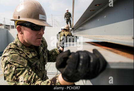 JINHAE, Republik Korea (14. März 2017) Builder Constructionman Lehrling Travis Durr, zugeordnet zu den Naval Mobile Konstruktion Bataillon (NMCB) 5, Führer eines I-Beam während der Übung Fohlen Adler 2017 in der Republik Korea (ROK) Naval Bildung und Ausbildung Befehl in Jinhae, ROK. Die jährlichen bilateralen Training Übung ist so konzipiert, dass die Bereitschaft der USA und ROK-Kräfte und ihre Fähigkeit, während einer Krise zu arbeiten, zu verbessern. Stockfoto