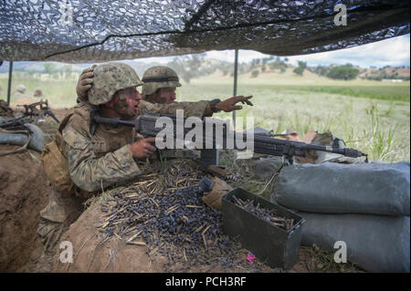 FORT HUNTER LIGGETT, Calif (27. April 2016) eine Seabee zu Naval Mobile Konstruktion Bataillon (NMCB) 5 zugewiesen, schreit sie feindliche Standorte zu seinen Mannschaftskameraden bei einem simulierten Angriff auf ein Feld. Die Übung bereitet und Tests, die Fähigkeit des Bataillon feindliche Standorte einzugeben, zugewiesenen Bauvorhaben bauen und verteidigen gegen feindliche Angriffe mit realistischen Szenarien, während ausgewertet wird. Stockfoto