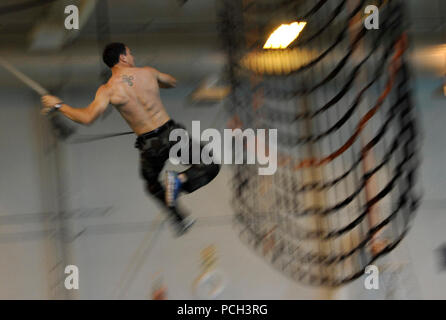 CREEK, Virginia (11. Mai 2013) der US-Navy SEAL Kandidat Schaukeln zu einem erhöhten Cargo Net an einem Naval Special Warfare erhöhten Hindernisparcours. Dichtung Kandidaten verwenden Sie den Parcours in der Vorbereitung für die Teilnahme an den grundlegenden Underwater Demolition/DICHTUNG (BUD/s) Kurs. Stockfoto