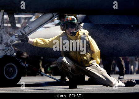 Ozean (8. Juli 2008) Leutnant James McDonald, ein Flugzeug Shooter, startet eine F/A-18F Super Hornet zu Strike Fighter Squadron (VFA) 102 von dem Flugzeugträger USS Kitty Hawk (CV 63). Schützen sind Piloten oder naval Flug Offiziere, die gewährleisten, dass die Flugzeuge starten sicher aus dem Träger. Kitty Hawk ist die Teilnahme an den Rand des Pazifik (Rimpac) Übung vor Hawaii mit Einheiten aus den USA, Australien, Chile, Japan, Niederlande, Peru, Südkorea, Singapur und den Vereinigten Königreich. U.S. Navy Stockfoto