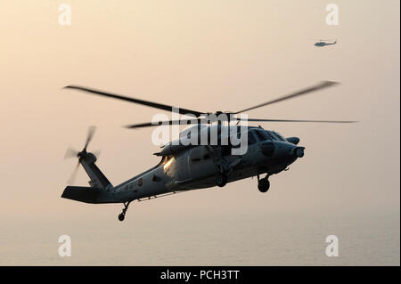 Ein südkoreanische Marine Hubschrauber landet auf dem Flugdeck der amphibischen Angriff Schiff USS Bonhomme Richard (LHD-6) in das Ostchinesische Meer während der Landung Qualifikationen im Rahmen von Ssang Yong 14 während Marine Expeditionary Force Übung (MEFEX) 2014 Deck 27. März 2014. Die Bonhomme Richard amphibische bereit Gruppe beteiligte sich an MEFEX 2014, eine US Marine Corps zwingt Pacific geförderte Reihe von Übungen zwischen der US-Navy und Marine Corps und der südkoreanischen Streitkräfte. Die Übungen gehörten, das Korea Marine Übungsprogramm, Freiheit Banner 14, Ssang Yong 14, Schlüssel lösen 14 und die kombinierte Mar Stockfoto
