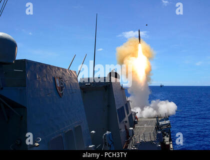 Philippinischen MEER (10. März 2018) der Standard Missile (SM) 2 Von der aft Raketen Deck der Arleigh-Burke-Klasse gestartet ist, geführte Anti-raketen-Zerstörer USS Mustin (DDG89) als Teil einer Rakete Ausbildung Übung während der Multisail 18. MultiSail ist ein bilaterales Training die Verbesserung der Interoperabilität zwischen den US-amerikanischen und japanischen Truppen. Diese Übung Nutzen von realistischen, gemeinsame Ausbildung unsere Fähigkeit zusammen zu arbeiten, die Kontingenz zu konfrontieren. Stockfoto