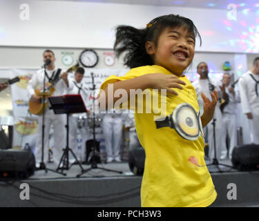 BANDAR Seri Begawan, Brunei (4. November 2015), ein Schüler von Smarter Brunei, ein Zentrum für die Hilfe für Menschen aller Altersgruppen mit Autismus gewidmet, Tänze während einer Performance mit Ensemble für zeitgenössische Musik der USA 7 Flotte Band Orient Express und die Royal Brunei Marine Band während der Zusammenarbeit flott Bereitschaft und Weiterbildung (Karat) Brunei 2015. CARAT ist eine Reihe von jährlichen, bilaterale Seeverkehrsabkommen zwischen der US Navy, US Marine Corps und die bewaffneten Kräfte der neun Partner Nationen Bangladesch, Brunei, Kambodscha, Indonesien, Malaysia, den Philippinen, Singapur, Thailand, eine umfassen Stockfoto