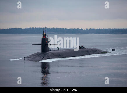 SOUND, Washington (31. 27, 2017) Der Ohio-Klasse von ballistischen Raketen-U-Boot USS Pennsylvania (SSBN 735) Transite der Haube Kanal wie das Boot wieder in den Heimathafen am Marinestützpunkt Kitsap-Bangor nach einer Routine strategischen Abschreckungsmittel Patrouille. Pennsylvania ist einer von acht ballistischen Raketen-U-Boote an der Basis stationiert, die meisten survivable Bein der strategischen Abschreckung Dreiklang für die Vereinigten Staaten. Stockfoto