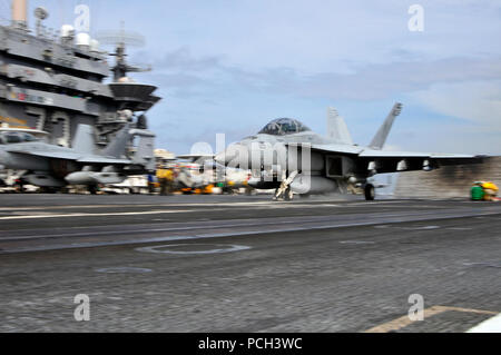 Pazifik (Sept. 29, 2012) eine F/A-18F Super Hornet aus dem diamantmarkierungen von Strike Fighter Squadron (VFA) 102 Starts aus dem Flugzeugträger USS George Washington (CVN 73). George Washington und seine eingeschifft Air Wing, Carrier Air Wing (Cvw) 5, eine Bekämpfung bereit, Kraft, schützt und verteidigt die Kollektive, die Interessen der USA und ihrer Verbündeten und Partnern in der Region Asien-Pazifik. Beteiligen Sie sich an der Diskussion über soziale Medien mit #Warfighting. Stockfoto