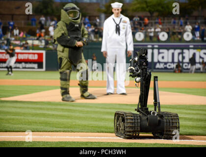 PHOENIX (25. März 2016) einen Talon Bombenentschärfung Roboter bringt die Kugel für den ersten pitch Spring Training Baseball Spiel zwischen den Los Angeles Dodgers und San Francisco Giants als Teil des Phoenix Marine Woche. Hintere Adm. Yancy Lindsey, USS Constitution Segler, explosive Verpackungsverordnung Mobile Unit 3, Marine Band Südwesten, USS Oscar Austin Segler, Marine-Einziehende Bezirk Phoenix und die Marine zeremoniellen Guard silent drill Team sind alle in Phoenix der Marine in einem Bereich, in dem es nicht eine große Marine Gegenwart zu fördern. Stockfoto