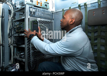 Atlantik (Jan. 30, 2013) James Thaxton von der Marine Cyber Kräfte bereitstellen Gruppe Systeme integrierte Prüfung team Bewertungen Funktionen auf einer Landing Craft air cushion Kommunikationssysteme an Bord der Amphibisches Schiff USS Kearsarge (LHD3). Kearsarge beteiligt sich an einem Composite Trainingsgerät Übung (COMPTUEX) an der Ostküste der Vereinigten Staaten in Vorbereitung für eine bevorstehende Bereitstellung dieser Frühling. Stockfoto