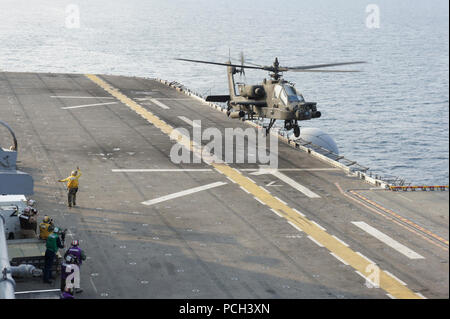 Ein U.S. Army AH-64D Apache longbow Hubschrauber zum 4. Aerial Reconnaissance Bataillon zugeordnet, 2 Combat Aviation Brigade, 2 Infanterie Division landet an Bord der Amphibisches Schiff USS BONHOMME RICHARD (LHD 6) im Ostchinesischen Meer April 11, 2014. Bonhomme Richard war unterwegs in den USA 7 Flotte Verantwortungsbereich unterstützen Maritime Security Operations und Theater Sicherheit Bemühungen um Zusammenarbeit. Stockfoto