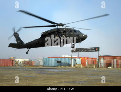 Ein U.S. Army UH-60 Black Hawk Hubschrauber mit Armee Oberst Peter Andrysiak, der Kommandant der zweite Ingenieur Brigade, und Mitglieder seines Personals landet im Camp Ghazi, Provinz Kabul, Afghanistan, Okt. 20, 2014. Andrysiak besucht die Basis mit U.S. Navy Seabees zu Naval Mobile Konstruktion Bataillon 25, die in einem Zug engagiert wurde, zugeordnet zu treffen, beraten und mit der afghanischen nationalen Armee nationale Engineer Brigade unterstützen. Stockfoto