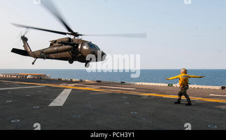 Ein U.S. Army UH-60L Black Hawk Hubschrauber zum 3. Allgemeine Unterstützung Aviation Battalion zugeordnet, 2 Combat Aviation Brigade, 2 Infanterie Division zieht aus den amphibischen Angriff Schiff USS BONHOMME RICHARD (LHD 6) im Ostchinesischen Meer April 11, 2014. Bonhomme Richard war unterwegs in den USA 7 Flotte Verantwortungsbereich unterstützen Maritime Security Operations und Theater Sicherheit Bemühungen um Zusammenarbeit. Stockfoto