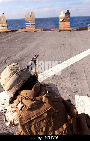 Ein US-Marine bis 22 Marine Expeditionary Unit Brände einer M16-Gewehr beim Tragen ein M50 gasmaske während einer Live-Fire Training an Bord amphibische Landung dock Schiff USS Langley (LSD 41), die im Mittelmeer, 10. Juni 2011. Whidbey Island wurde als Teil der Bataan Amphibious Ready Gruppe implementiert. Stockfoto