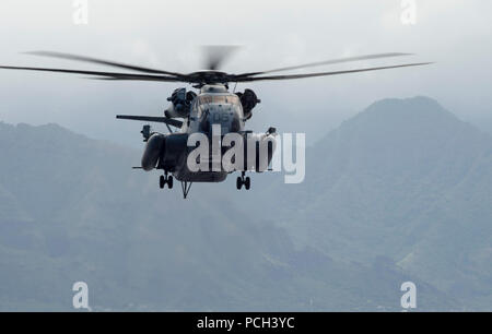 Ein U.S. Marine Corps CH-53E Super Stallion Hubschrauber Marine schweren Helikopter Squadron (HMH) 465 schwebt über dem Flight Deck der Amphibisches Schiff USS Peleliu LHA (5) in den Pazifischen Ozean Juni 26, 2014, während der Rand der Pazifischen (2014 Übung RIMPAC) zugeordnet. RIMPAC ist ein US Pacific Fleet-gehostete Biennale multinationale maritime Übung zu fördern und die internationale Zusammenarbeit auf dem Gebiet der Sicherheit der Welt stützen? s Ozeane. Stockfoto