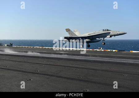 Golf von Oman (März 17, 2014) Eine F/A-18C Hornet "plättchenschlitz" der Marine Fighter Attack Squadron 312 zugeordnet, startet von der Flight Deck des Flugzeugträgers USS Harry S. Truman (CVN 75). Harry S. Truman, Flaggschiff der Harry S. Truman Carrier Strike Group, ist in den USA der 5. Flotte Verantwortungsbereich Durchführung Maritime Security Operations eingesetzt, die Unterstützung von Theater Sicherheit Bemühungen um Zusammenarbeit und Unterstützung der Operation Enduring Freedom. Stockfoto