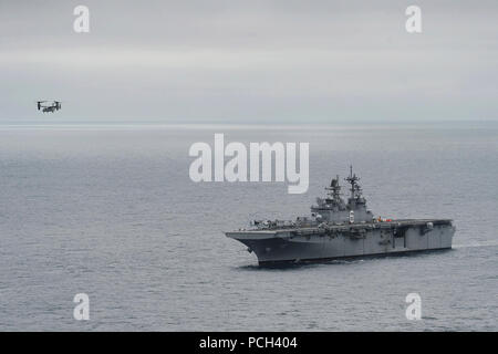 Ein U.S. Marine Corps MV-22 B Osprey Kipprotor-flugzeug zu Marine Funktionsprüfung und Evaluation Squadron (VMX) 22 fährt vom Amphibisches Schiff USS America (LHA 6) Sept. 5, 2014, in den Pazifischen Ozean zugeordnet. Das Schiff begann mit einer Mission Training mit Partner Nationen in Amerika durchzuführen, bevor die Berichterstattung zu seinem neuen Haus Hafen von San Diego. Das Amerika, wurde feierlich Okt. 11, 2014 in Betrieb genommen werden. Stockfoto