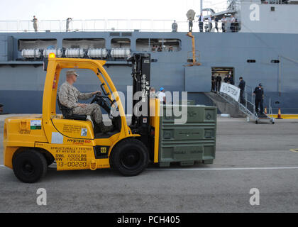 ROTA, Spanien (30. August 2013)-U.S. Marine Corps Mitglied der Afrika Partnerschaft Station Sicherheit Zusammenarbeit Task Force bereitet sich auf onload Ausrüstung der königlichen niederländischen Marine (RNLN) Landung Plattform Dock HNLMS Rotterdam (L800). Das Schiff und kombinierte Sicherheit Zusammenarbeit Taskforce, bestehend aus USA, Großbritannien, spanischen und niederländischen Marines führen praktische Anwendung Übungen in Sicherheits-Techniken und Taktiken zusammen mit Partner Streitkräfte aus westafrikanischen in den nächsten drei Monaten zur Unterstützung Afrikas Partnerschaft Station.  APS ist eine internationale Sicherheit Kooperationsinitiative erleichtert Stockfoto