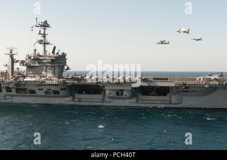 Ein US-Marine E - 2C Hawkeye Flugzeug geflogen von Commander John Hewitt, Top, die ausgehende Kommandierender Offizier der Carrier Airborne frühen Warning Squadron (VAW) 126, ein E-2 C, geflogen von CMdR Przemyslaw Kaczynski, links, das Geschwader eingehende Kommandierender Offizier und ein EA - 18 G Growler Flugzeug geflogen von Captain George Wikoff, der Kommandant des Carrier Air Wing (CVW) 3, eine Antenne am gesellschaftlichen Wandel teilhaben Befehl Zeremonie über den Flugzeugträger USS Harry S. Truman (CVN-75) März 18 , 2014 in den Golf von Oman. Harry S. Truman Carrier Strike Group wurde in den USA eingesetzt 5. Flotte Bereich Verantwortung Suppo Stockfoto