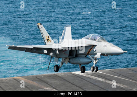 Ein U.S. Navy F/A-18F Super Hornet Flugzeuge Strike Fighter Squadron (VFA) 213 landet an Bord der Flugzeugträger USS George H.W. zugeordnet Bush (CVN 77) im Persischen Golf Sept. 23, 2014. Die George H.W. Bush unterstützt Maritime Security Operations und Theater Sicherheit Zusammenarbeit in den USA 5 Flotte Verantwortungsbereich. Stockfoto