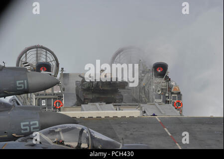 Ein U.S. Navy Landing Craft, Luftpolster in den gut Deck des Amphibious Assault ship USS Bataan (LL 5) im Arabischen Meer April 6, 2014. Die bataan war unterwegs in den USA 5 Flotte Verantwortungsbereich unterstützen Maritime Security Operations und Theater Sicherheit Bemühungen um Zusammenarbeit. Stockfoto