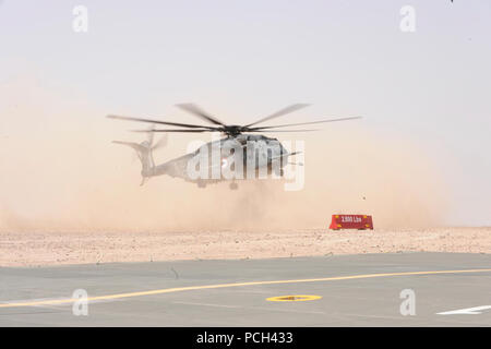 Ein U.S. Navy Sea Dragon MH-53E Helikopter Hubschrauber meine Gegenmaßnahmen Squadron (HM) 15 zugewiesen bereitet während der Übungen zur Bewegung einen Generator in Kuwait 11. April 2009 zu landen. Die Crew, zusammen mit Soldaten und Küstenwache, arbeitete mit der kuwaitischen Regierung zu helfen, einen generator zu Insel Warba bewegen einen gebrochenen zu ersetzen. Stockfoto