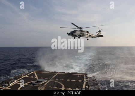 Ein U.S. Navy MH-60S Seahawk Hubschrauber, Hubschrauber Maritime Strike Squadron (HSM-78) Ansätze an Bord der Lenkwaffen-zerstörer USS Pinckney (DDG91) März 9, 2014, in den Golf von Thailand zu landen. U.S. Navy Schiffe und Flugzeuge wurden versandt, eine multinationale Suche nach Malaysia Airlines Flug 370, die am 8. März über den Golf von Thailand verschwand mit 239 Menschen an Bord zu unterstützen. Stockfoto