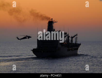 Ein U.S. Navy MH-60S Seahawk Helikopter Hubschrauber Meer Combat Squadron (HSC) 25 Ansätze der Flotte Auffüllung öler USNS Rappahannock (T-AO 204) während einer Auffüllung auf See im Indischen Ozean am 17. Juli 2011 zugewiesen. Stockfoto