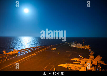 Golf von Oman (17. März 2014) Einem MH-60S Knighthawk Hubschrauber, der "Dusty Hunde" der Hubschrauber Meer Combat Squadron 7 zugeordnet, bereitet aus dem Flight Deck zu starten Als der Flugzeugträger USS Harry S. Truman (CVN 75) die Durchfuhr den Golf von Oman. Harry S. Truman, Flaggschiff der Harry S. Truman Carrier Strike Group, ist in den USA der 5. Flotte Verantwortungsbereich Durchführung Maritime Security Operations eingesetzt, die Unterstützung von Theater Sicherheit Bemühungen um Zusammenarbeit und Unterstützung der Operation Enduring Freedom. Stockfoto