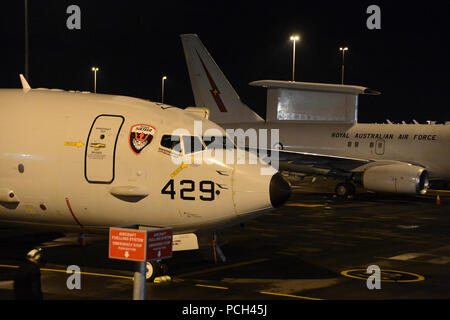 Ein P-8A Poseidon Flugzeug von Patrol Squadron (VP) 16 sitzt neben einer Royal Australian Air Force E-7A Wedgetail Flugzeug am Flughafen Perth. Die beiden Flugzeuge werden für die internationalen Anstrengungen, die Malaysia Airlines Flug zu suchen MH370 genutzt. VP-16 ist in den USA der 7. Flotte der Verantwortung für Sicherheit und Stabilität in der Indo-Asia-Pazifik eingesetzt. Stockfoto