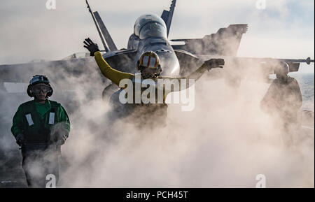 SOUTH CHINA SEA (Feb. 21, 2018) Segler teilnehmen im Flugbetrieb auf dem Flugdeck der Nimitz-Klasse Flugzeugträger USS Carl Vinson (CVN 70). Carl Vinson Strike Group ist derzeit in den westlichen Pazifik als Teil einer regelmäßigen Bereitstellung. Stockfoto