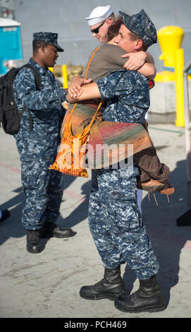 SAN DIEGO (10. April 2014) - ein Seemann zum Oliver Hazard Perry zugeordnet - Klasse geführte-missile Frigate USS McClusky (FFG 41) erhält eine letzte Umarmung von seiner Liebsten vor der Abreise auf einen geplanten Einsatz. Die McClusky wird voraussichtlich ein fester Bestandteil im Zähler zu spielen - die grenzüberschreitende organisierte Kriminalität mission Betrieb Martillo. Stockfoto