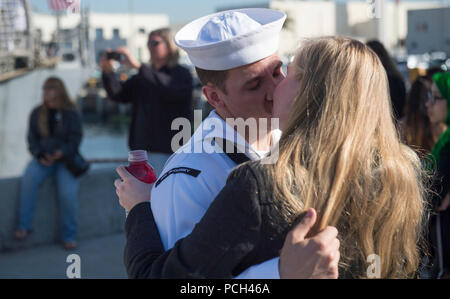 SAN DIEGO (10. April 2014) - ein Seemann zum Oliver Hazard Perry zugeordnet - Klasse geführte-missile Frigate USS McClusky (FFG 41) erhält ein letzter Kuss von seiner Liebsten vor der Abreise auf einen geplanten Einsatz. Die McClusky wird voraussichtlich ein fester Bestandteil im Zähler zu spielen - die grenzüberschreitende organisierte Kriminalität mission Betrieb Martillo. Stockfoto