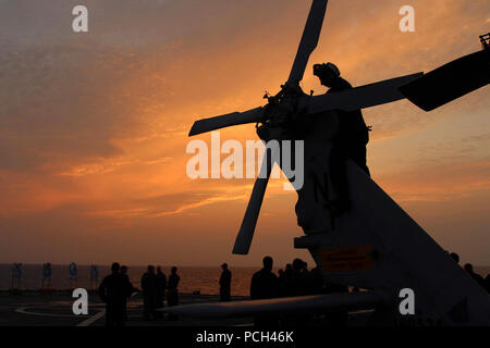 Ein US-Sailor führt die Instandhaltung auf den Heckrotor eines MH-60S Seahawk Hubschrauber an Bord der amphibischen Kommando Schiff USS Blue Ridge LCC (19) 26. März 2014, im Ostchinesischen Meer. ( Stockfoto