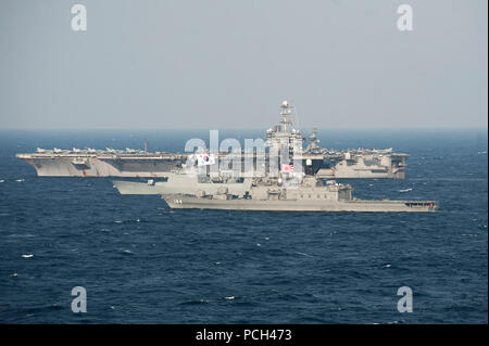 EAST CHINA SEA (21. Juni 2012) Die Japan Maritime Self Defense Force Shirane-Klasse Zerstörer JS Kurama (DDH-144), die Marine der Republik Korea Chungmugong Yi Sun-sin Klasse Zerstörer Munmu der Große (DDH -976), und der nimitz-Klasse Navy Flugzeugträger USS George Washington (CVN 73) sind in der Ausbildung bei einem trilateralen Übung. Die Übung ist so konzipiert, Interoperabilität und die Bereitschaft unter den drei Seestreitkräfte zu verbessern. Stockfoto