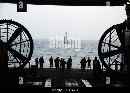 5. US-Flotte VERANTWORTUNGSBEREICH (Jan. 8, 2013) Segler warten Sie einen Stern tor Ehe mit einem Dienstprogramm Landing Craft durchzuführen, in der gut Deck des amphibious Transport dock Schiff USS Green Bay LPD (20). Green Bay ist Teil der Peleliu amphibischen bereit, mit der begonnen 15 Marine Expeditionary Unit, bereitgestellte Unterstützung Maritime Security Operations und Theater Sicherheit Zusammenarbeit in den USA 5 Flotte Verantwortungsbereich. Stockfoto