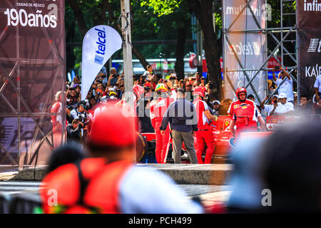 Mexiko City, Mexiko - 08 Juli, 2015: Esteban Gutiérrez winken in die Menge, bevor er in die Ferrari F1 F60 Auto. Bei der Scuderia Ferrari Straße Demo von Telcel - ad infinitum. Stockfoto