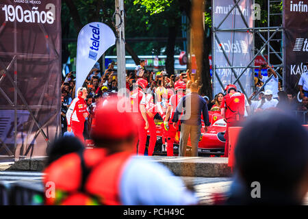 Mexiko City, Mexiko - 08 Juli, 2015: Esteban Gutiérrez, in der Ferrari F1 F60, bis die Crew alles für den Lauf vorbereitet. Bei der Scuderia Ferrari Straße Demo von Telcel - ad infinitum. Stockfoto