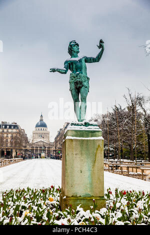 PARIS, Frankreich, März 2018: Die griechischen Schauspieler Skulptur an der Luxembourg Garten in einem eiskalten Wintertag Stockfoto