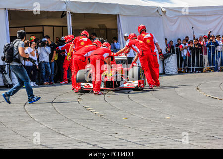 Mexiko City, Mexiko - 08 Juli, 2015: Pit Crew halten das Auto in der Ferrari Zelt, bis die nächste Runde. Bei der Scuderia Ferrari Straße Demo von Telcel - ad infinitum. Stockfoto