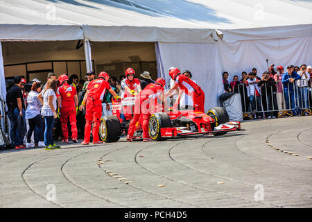 Mexiko City, Mexiko - 08 Juli, 2015: Pit Crew halten das Auto in der Ferrari Zelt, bis die nächste Runde. Bei der Scuderia Ferrari Straße Demo von Telcel - ad infinitum. Stockfoto