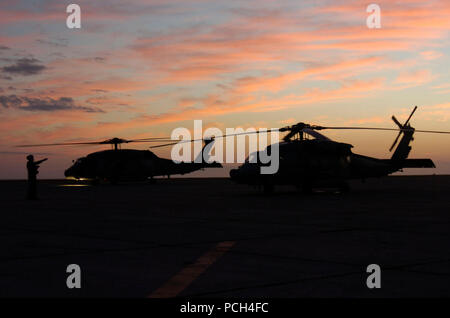 Das bordpersonal leitet Marine Hubschrauber am U.S. Naval Station Guantanamo Bay Flugplatz wie die Sonnenuntergänge, 31.01.19. Das Flugzeug ist Teil der Flotte Logistik Squadron VRC-40 zur Unterstützung der Operation einheitliche Antwort bereitgestellt, die Bereitstellung humanitärer Hilfe für Haiti. Stockfoto