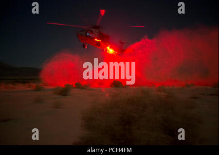 EL Centro, Kalifornien (22. Mai 2013) Ein HH-60 UHR Sea Hawk Hubschrauber zum Firehawks der Hubschrauber Meer Combat Squadron (HSC) 85 zugewiesen, landet in einem bestimmten Bereich der Wiederherstellung abzurufen, Piloten und crewman Teilnahme an eine Flucht, und bohren Sie während eines gegnerischen Kräfte Übung entziehen. HSC85 ist ein Navy Special Warfare support Squadron, Bereitstellung von Aviation support US Special Operations Forces. Stockfoto