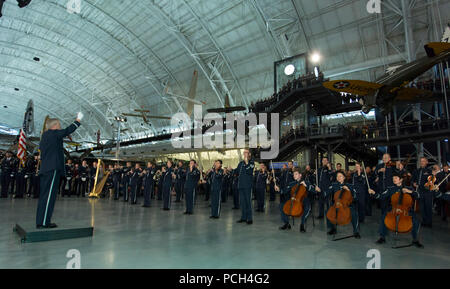 Die US Air Force Band erreicht erstmals ein Flash Mob in ein Flash Mob. Nach Abschluss der anfänglichen Flash Mob von Space Shuttle Discovery, die Band weitere überrascht das Publikum mit einem Flash Mob neben der SR-71 Blackbird. El Paso, Texas, Eingeborener Oberst Larry H. Lang, Commander und Leiter für die US Air Force Band, führt. Stockfoto