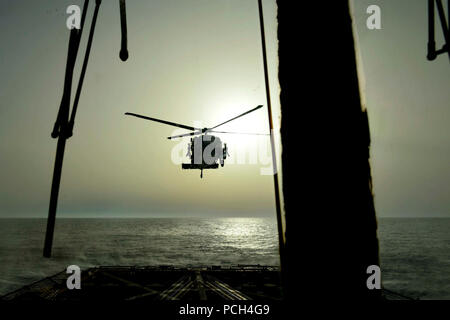 Ein US Air Force HH-60G Pave Hawk Hubschrauber auf die 56Th Expeditionary Rescue Squadron bereitet an Bord der Lenkwaffen-zerstörer USS Nitze (DDG94) im Mittelmeer Juli 3, 2014 Land zugewiesen. Die nitze war unterwegs in den USA 6 Flotte Verantwortungsbereich unterstützen Maritime Security Operations und Theater Sicherheit Bemühungen um Zusammenarbeit. Stockfoto