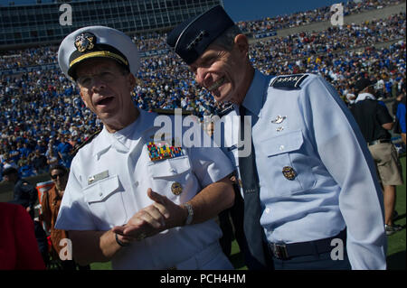 Vorsitzende des Generalstabs Adm. Mike Mullen, Links und US Air Force General Norton A. Schwartz, Stabschef, US Air Force, treffen sich auf der Falcon Stadion Feld vor dem Start von der US Air Force Academy Falken gegen die US Naval Academy Midshipmen Fußballspiel in Colorado Springs, Colo die Falken die Midshipmen 14-6 besiegt. Stockfoto