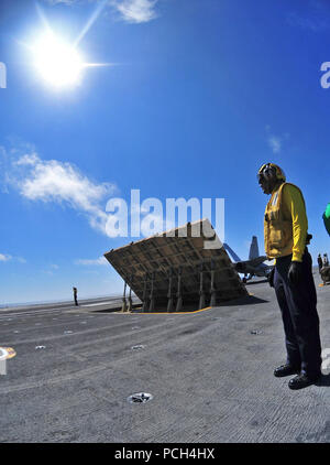 Ebene Direktoren in den Flugzeugträger USS Carl Vinson stand zugewiesen von F/A-18 Super Hornet in Position bringen. Carl Vinson ist im Gange, die lokale Operationen vor der Küste von Südkalifornien. Stockfoto