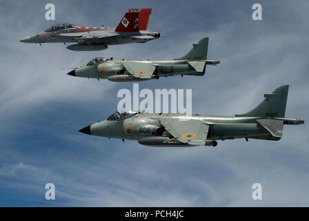 Von BENGALEN (Sept. 7, 2007) - eine F/A-18F Super Hornet, die Strike Fighter Squadron 102, Links, fliegen neben indischen Marine Sea Harrier während der Übung Malabar07-2. Mehr als 20.000 Mitarbeiter aus der Seestreitkräfte der Vereinigten Staaten von Amerika, Australien, Indien, Japan und Singapur sind die Teilnahme an der Übung. U.S. Navy Stockfoto