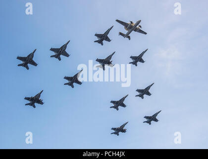 Pazifik (18. Juni 2017) Flugzeuge Carrier Air Wing (Cvw) 2 Fliegen über der Nimitz-Klasse Flugzeugträger USS Carl Vinson (CVN 70) als Teil einer Air Power Demonstration während einer Tiger cruise zugeordnet. Ein Tiger Cruise können Freunde und Familie Mitglieder der Seeleute auf dem Schiff der US-Marine Leben auf See zu erleben. Stockfoto